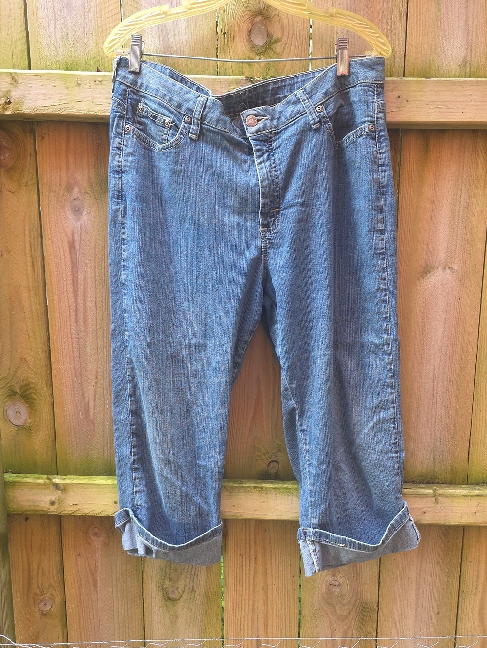 Women’s Blue Denim Capri Jeans